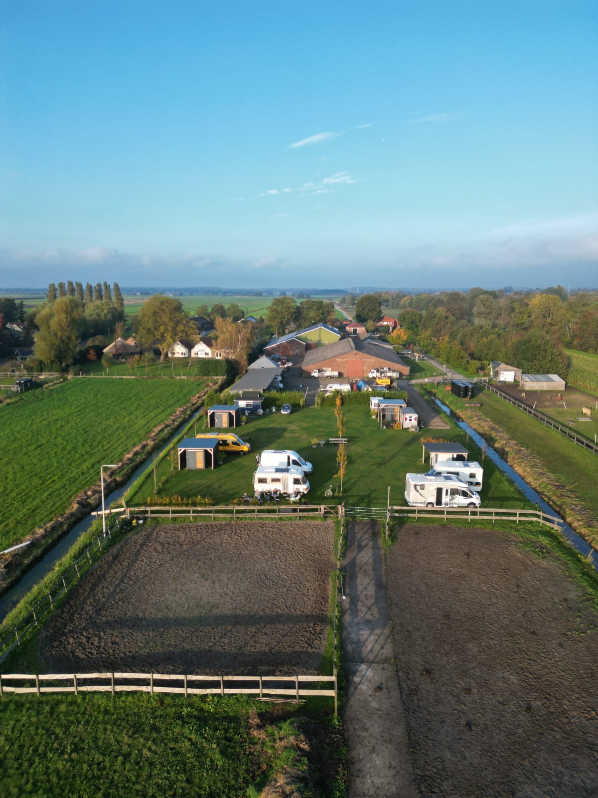 Overzicht van Poldercamping de Kooi vanuit de lucht